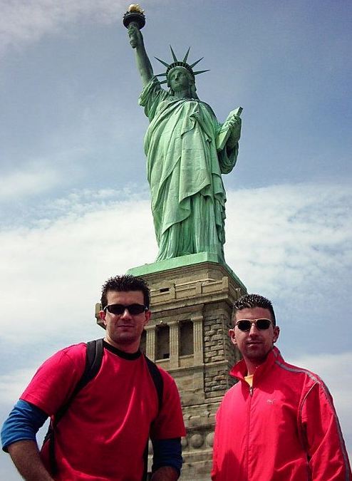 David y Guille bajo la estatua de la libertad en Nueva York el 28 de Abril de 2005