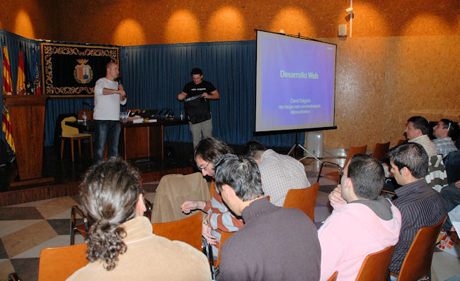 Foto 2. Oscar Montesinos presentando a David Salgado