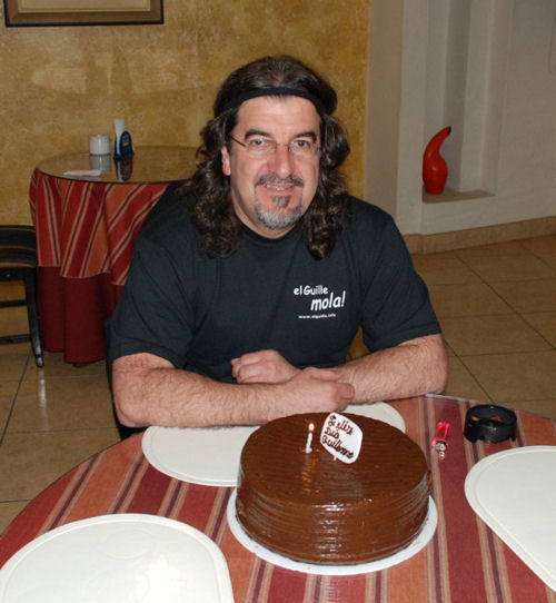 Con la tarta de cumpleaños en Huancayo (07 Junio 2007)