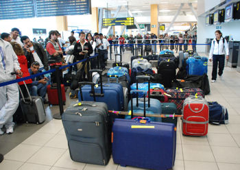 Aeropuerto de Lima, la gente esperando